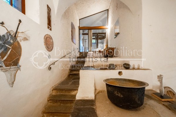 casa indipendente in vendita a Luni in zona Serravalle