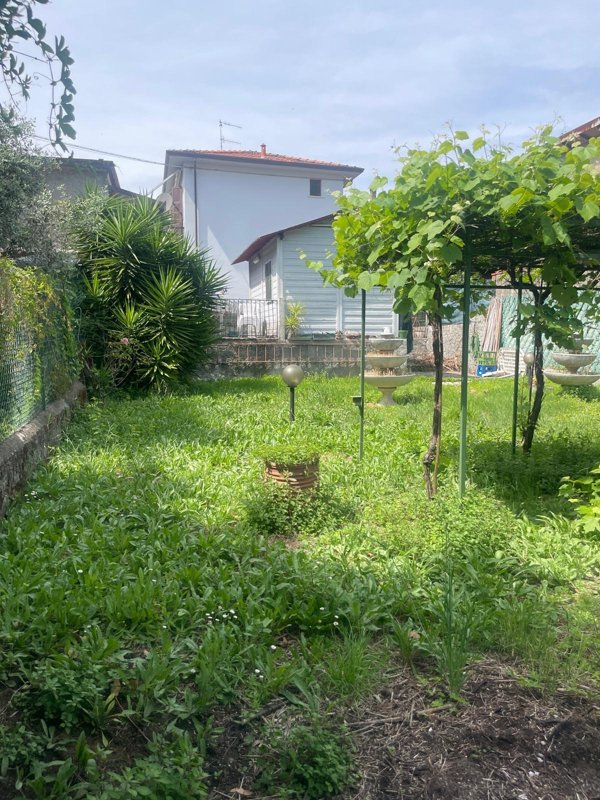 casa indipendente in vendita a Luni in zona Casano