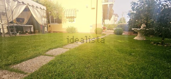 casa indipendente in vendita a Luni