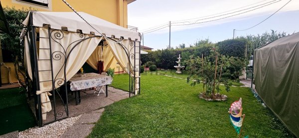 casa indipendente in vendita a Luni in zona Isola