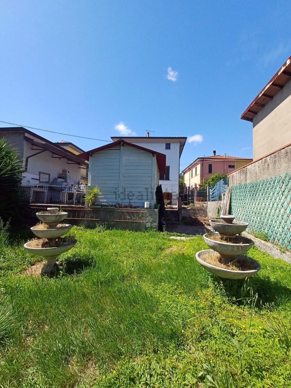 casa indipendente in vendita a Luni