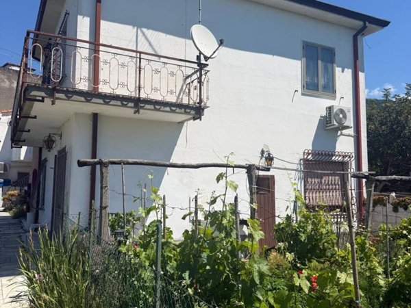 appartamento in vendita a Luni in zona Isola