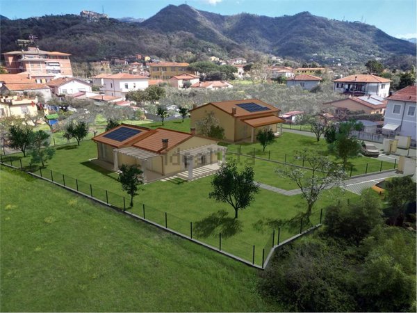 casa indipendente in vendita a Luni