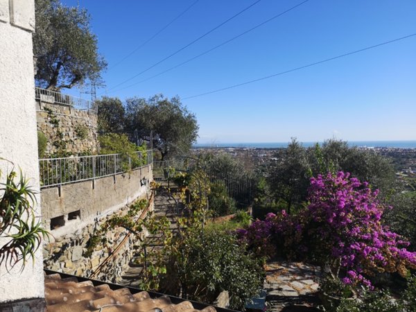 casa indipendente in vendita a Luni in zona Nicola