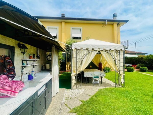 appartamento in vendita a Luni in zona Dogana