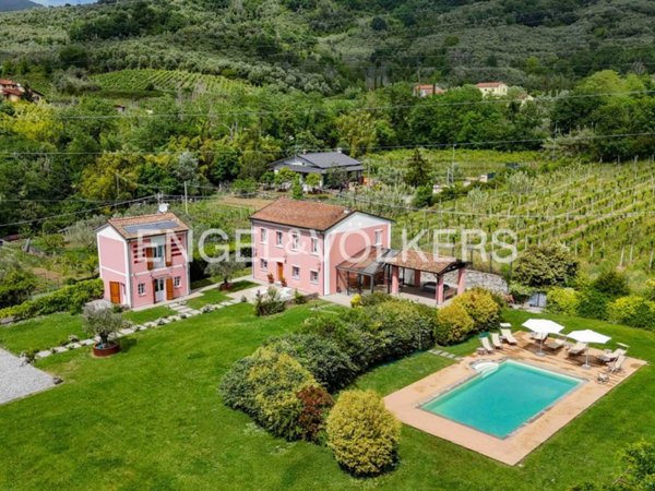 casa indipendente in vendita a Luni in zona Dogana