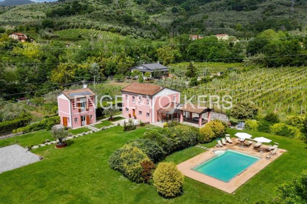 casa indipendente in vendita a Luni