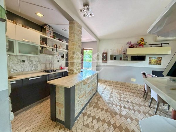 casa indipendente in vendita a Luni