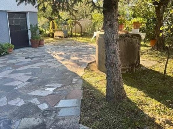 casa indipendente in vendita a Luni