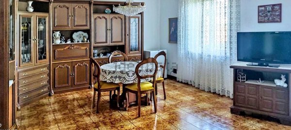 casa indipendente in vendita a Luni
