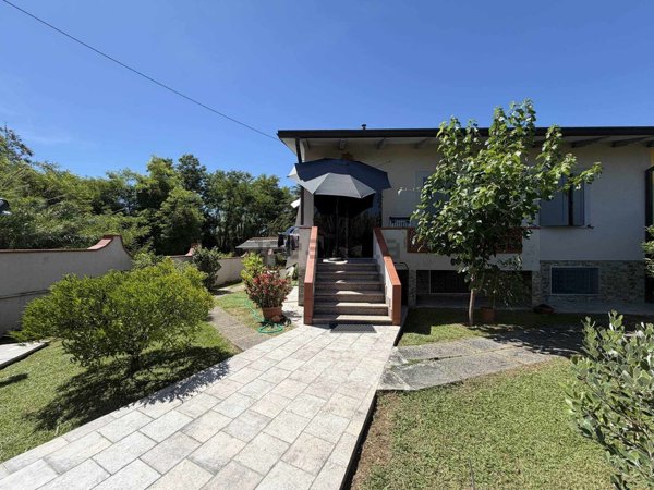 casa indipendente in vendita a Luni in zona Luni