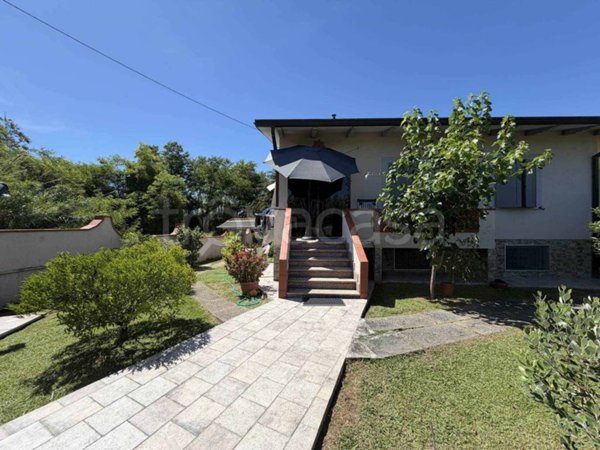 casa indipendente in vendita a Luni