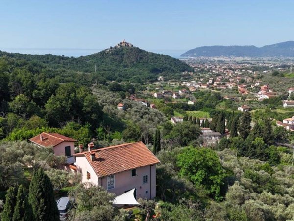 casa indipendente in vendita a Luni