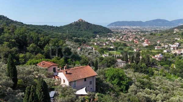 casa indipendente in vendita a Luni