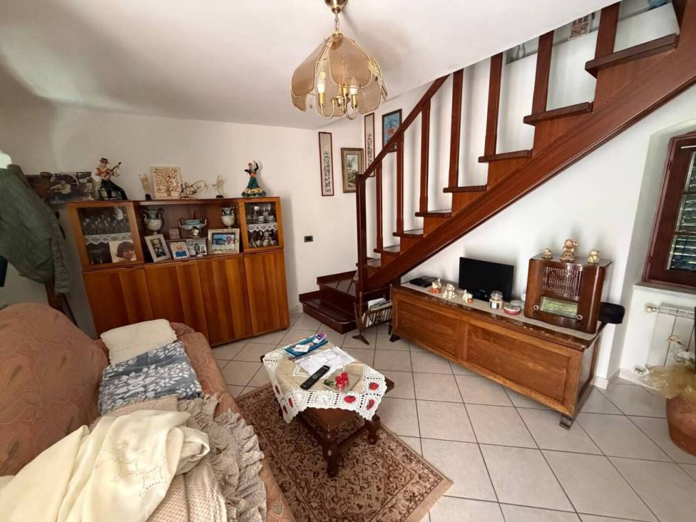 casa indipendente in vendita a Luni