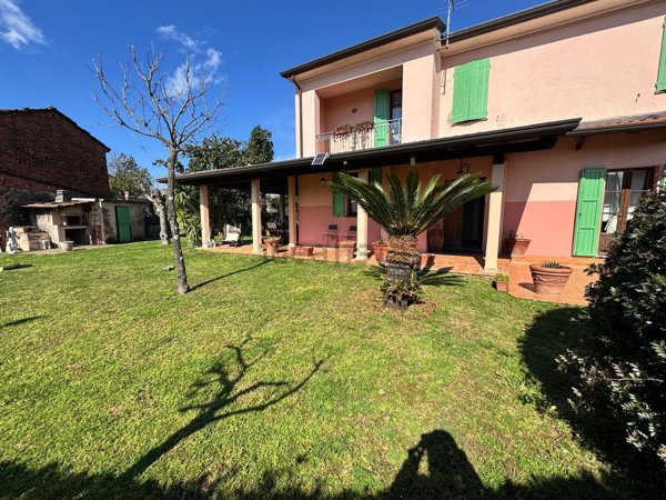 casa indipendente in vendita a Luni in zona Isola