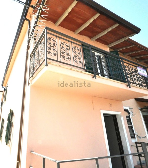 casa indipendente in vendita a Luni in zona Luni