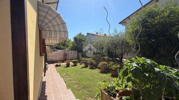 casa semindipendente in vendita a Luni in zona Dogana