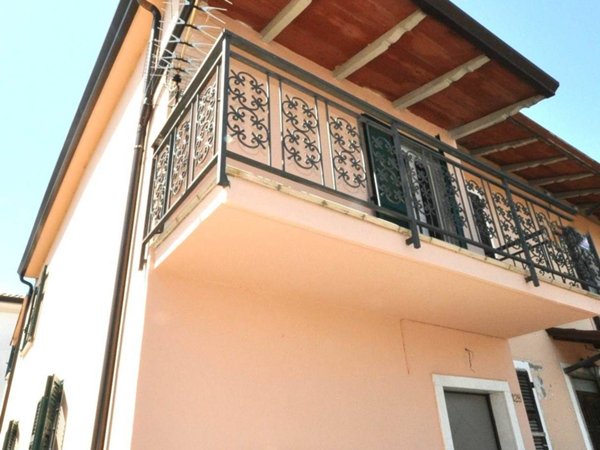 casa indipendente in vendita a Luni in zona Luni