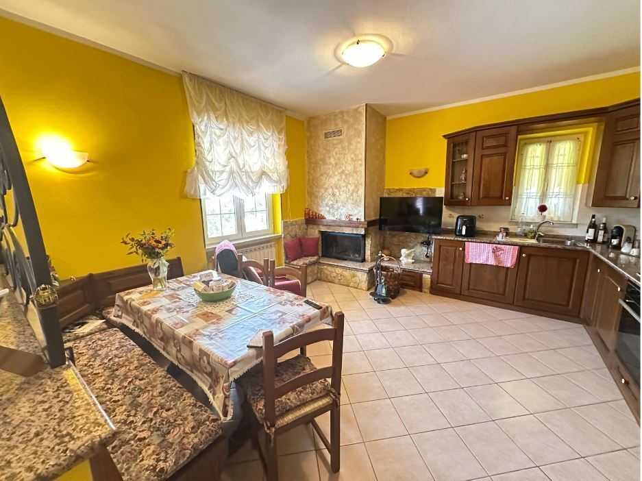 casa indipendente in vendita a Luni