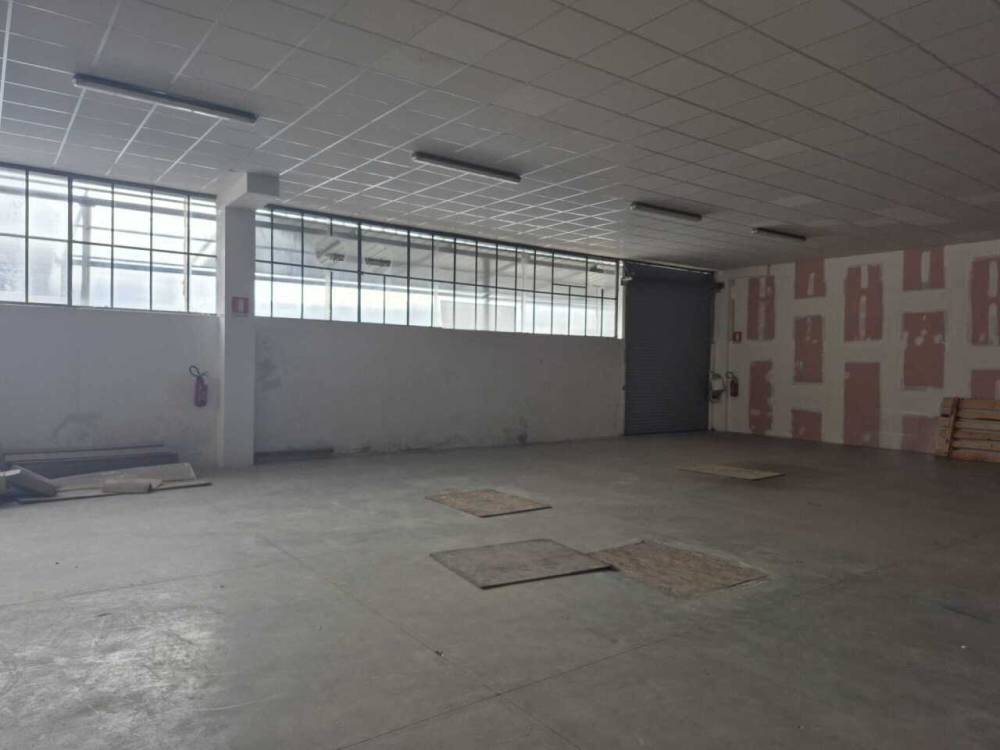 locale di sgombero in vendita a Luni in zona Dogana