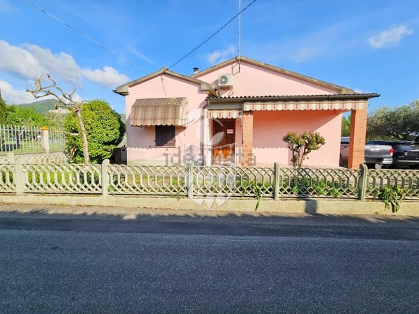 casa indipendente in vendita a Luni in zona Luni