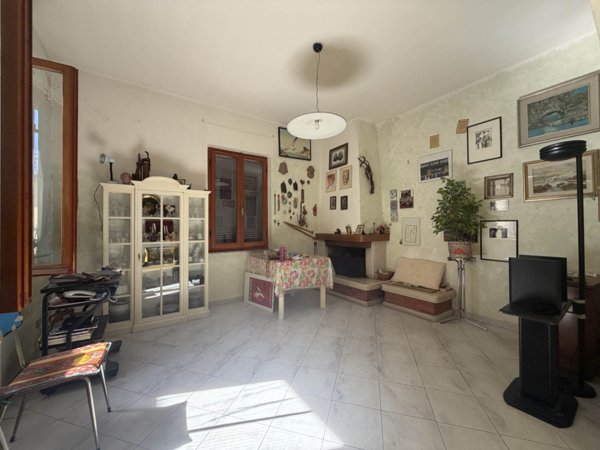 casa indipendente in vendita a Luni in zona Dogana