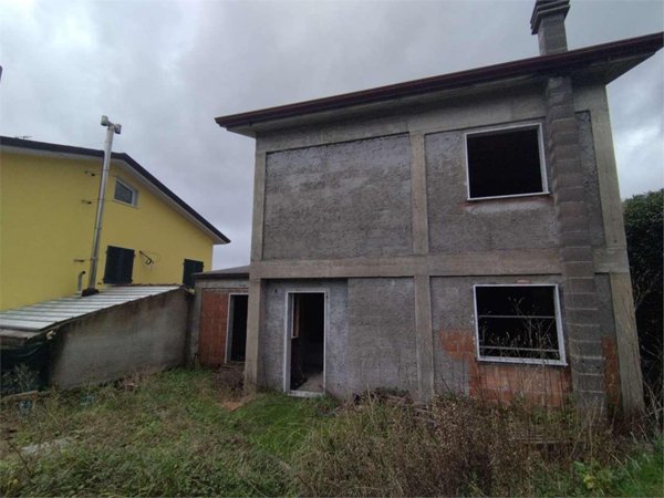 appartamento in vendita a Luni in zona Isola
