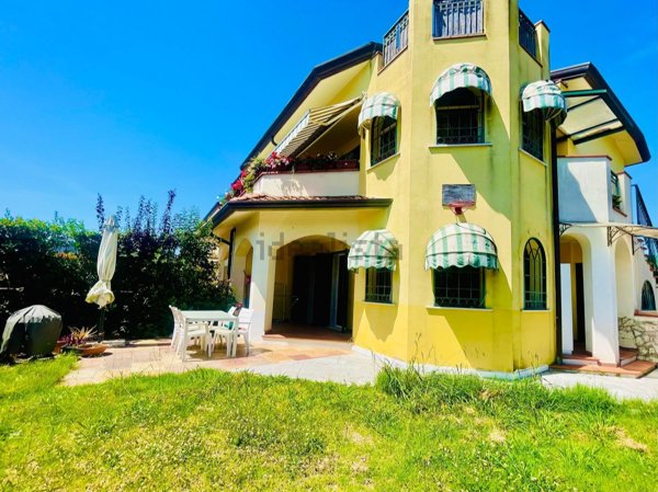 casa indipendente in vendita a Luni in zona Casano