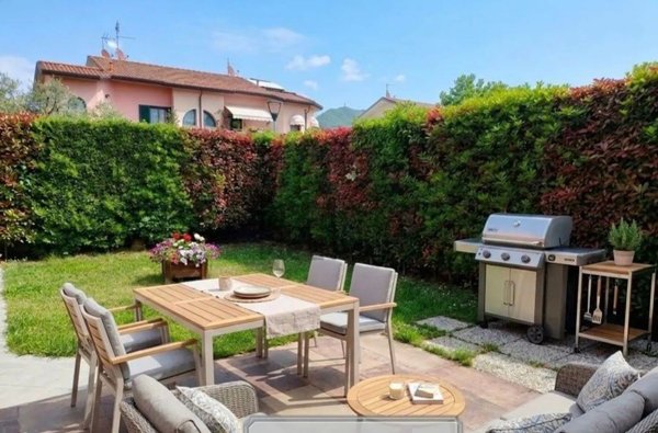 casa indipendente in vendita a Luni in zona Casano