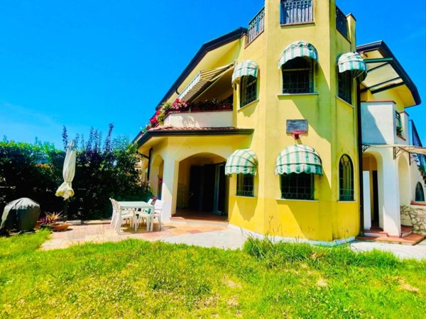 casa indipendente in vendita a Luni in zona Isola