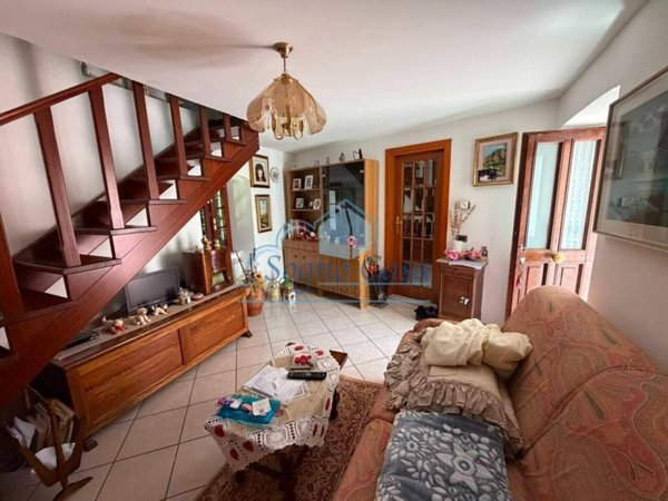 casa indipendente in vendita a Luni