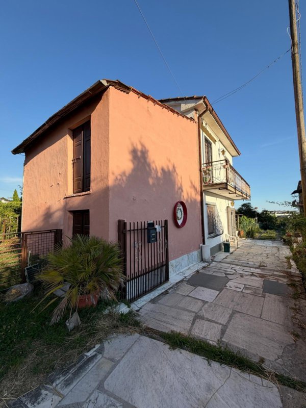 casa indipendente in vendita a Luni