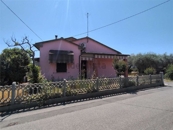 casa indipendente in vendita a Luni in zona Dogana