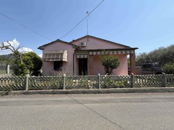casa indipendente in vendita a Luni in zona Dogana