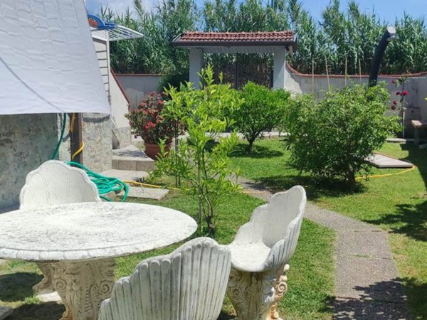 casa semindipendente in vendita a Luni in zona Dogana