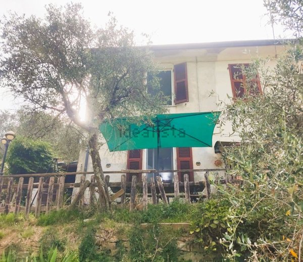 casa indipendente in vendita a Luni in zona Casano