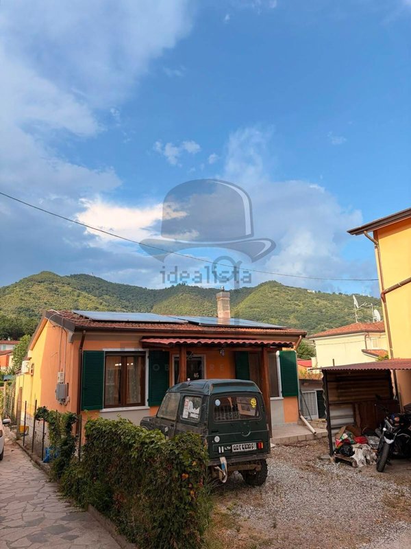 casa indipendente in vendita a Luni