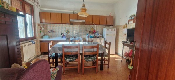 casa indipendente in vendita a Luni