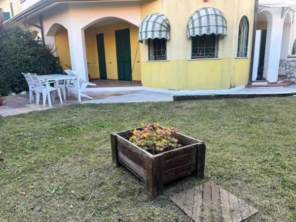 appartamento in vendita a Luni in zona Dogana
