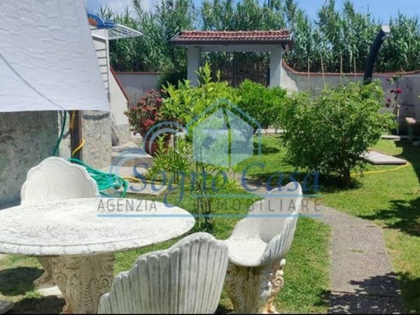 casa indipendente in vendita a Luni