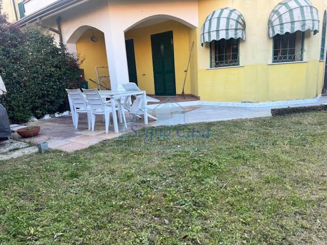 appartamento in vendita a Luni in zona Dogana
