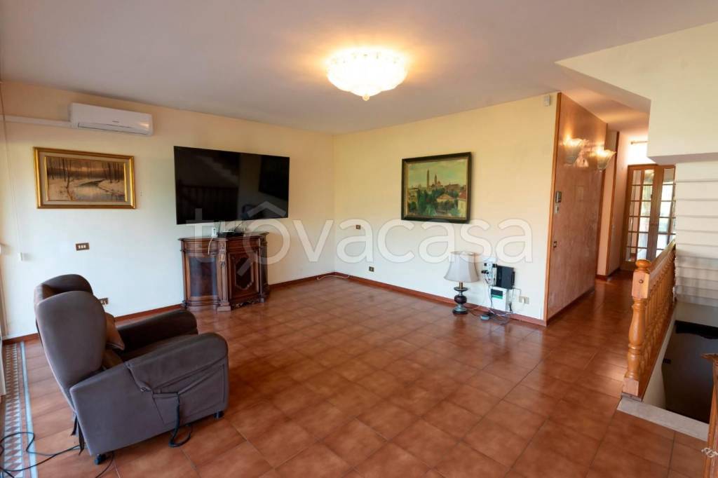 casa indipendente in vendita a Luni in zona Isola