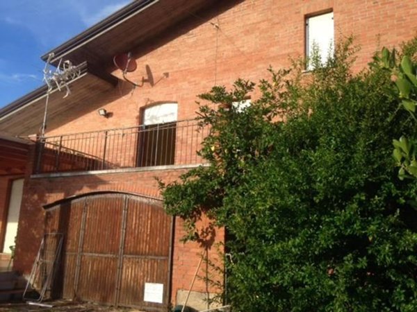 casa indipendente in vendita a Luni