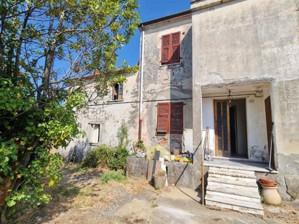 casa indipendente in vendita a Luni in zona Serravalle