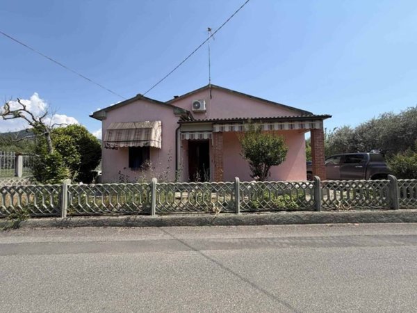 casa indipendente in vendita a Luni in zona Dogana