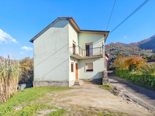 casa indipendente in vendita a Luni in zona Casano