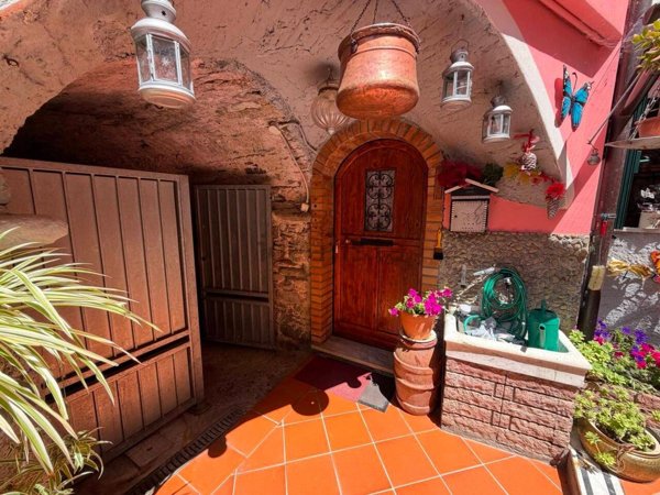 casa indipendente in vendita a Luni