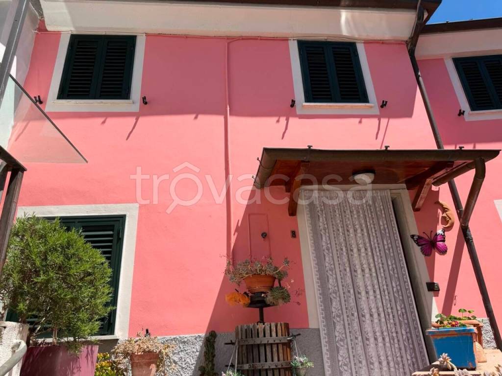casa indipendente in vendita a Luni