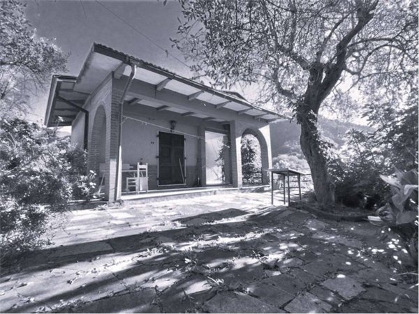 casa indipendente in vendita a Luni in zona Casano
